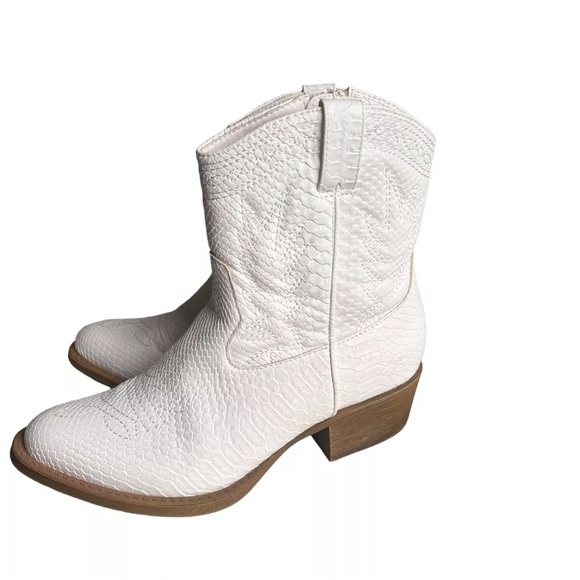 Coconuts by Matisse Shoes - Coconuts By Matisse PISTOL Womens White Cowboy/Western Boots Size 7M festival